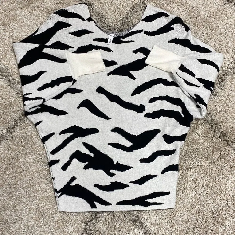 Glam White & Black Zebra Print Quarter Sleeve Sweater Size Small